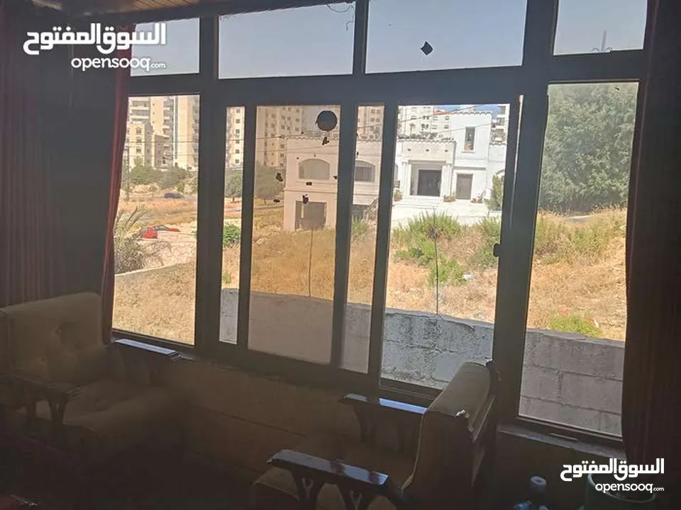 بيت مستقل على المطل (طابق واحد) مفروش/ للايجار يومي واسبوعي على الشارع مباشرة بمنطقة هادئة وراقية