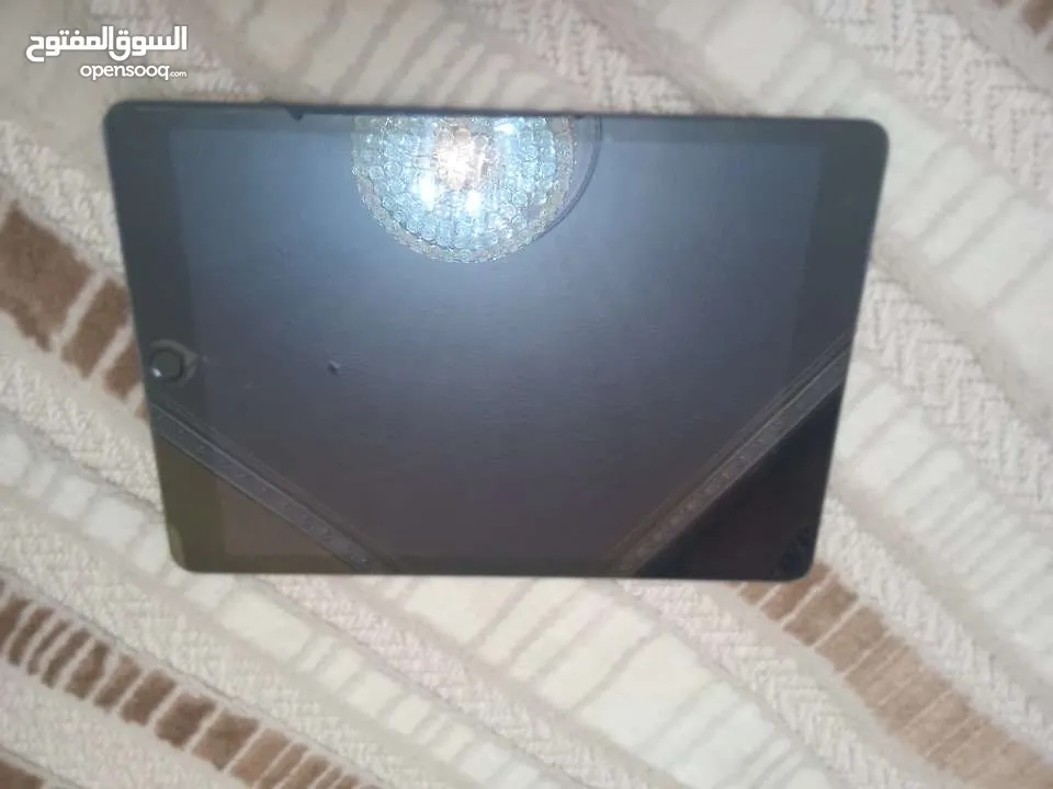 ايباد الجيل التاسع ..جهاز نظيف..استعمال للدراسه..معه الكرتونه و كفر..للبيع أو البدل على آيفون 11عادي