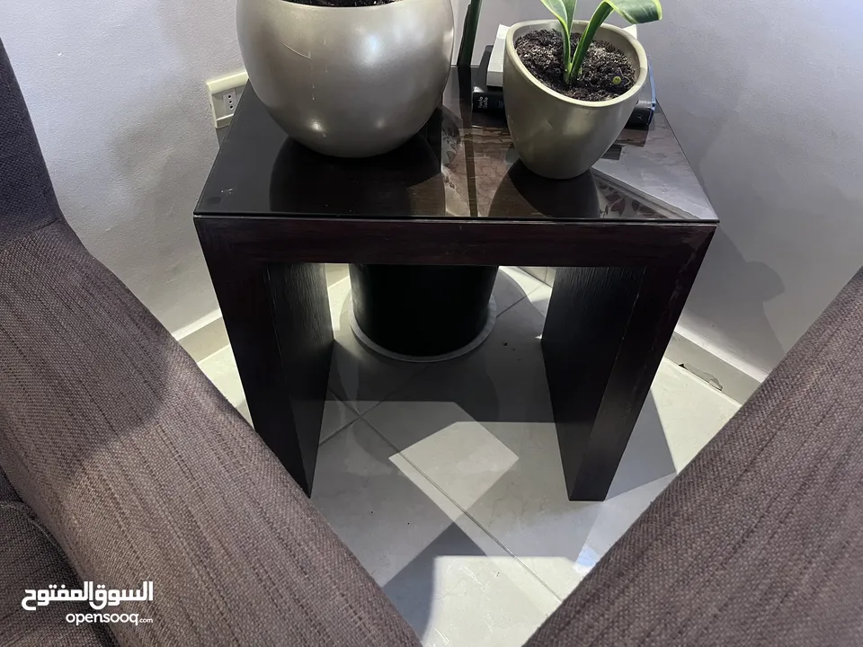 اثاث غرفة جلوس (7 مقاعد وبفة) وطاولات وسط وأدراج تلفزيون وتريد ميل، المعروض قابل للبيع بالطقم منفرد