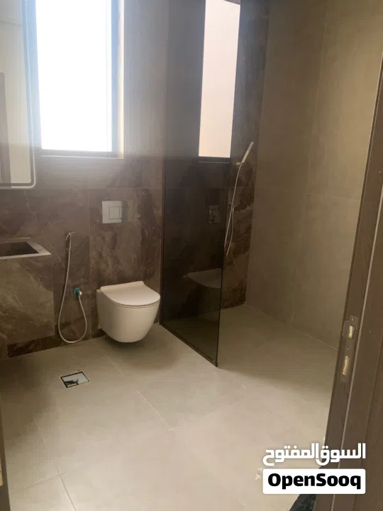 فيلا 6 غرف ماستر للبيع جاهز للسكن بسعر مميز  تشطيبات مودرن باركنج مغطي منطقه الريمان 2