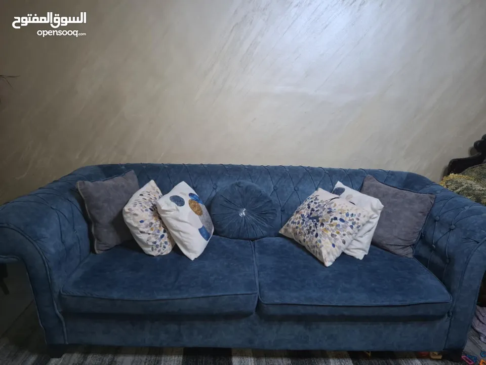 طقمين كنب زان بحاله ممتازه وطقم سفره مع ملحقاتها للبيع