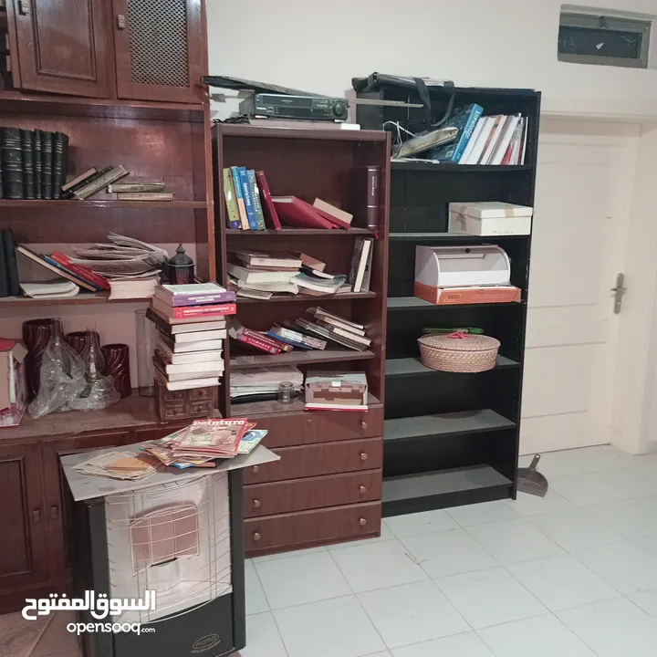 مكتبة للبيع