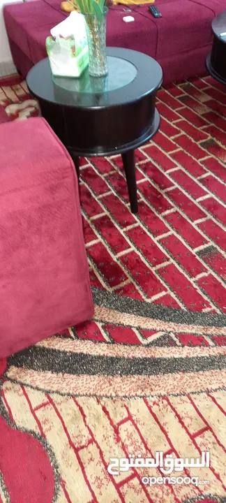 كنب كورنر صالون لون خمري مع طربيزات وطاوله وسط وطاولة شاشه تفصيل
