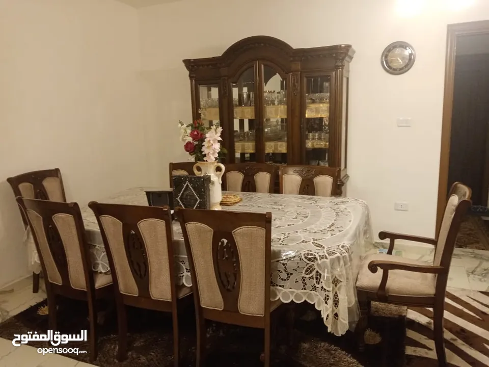 طقم كنب للبيع  9 مقاعد وطاولة وسط وطاولة سفرة