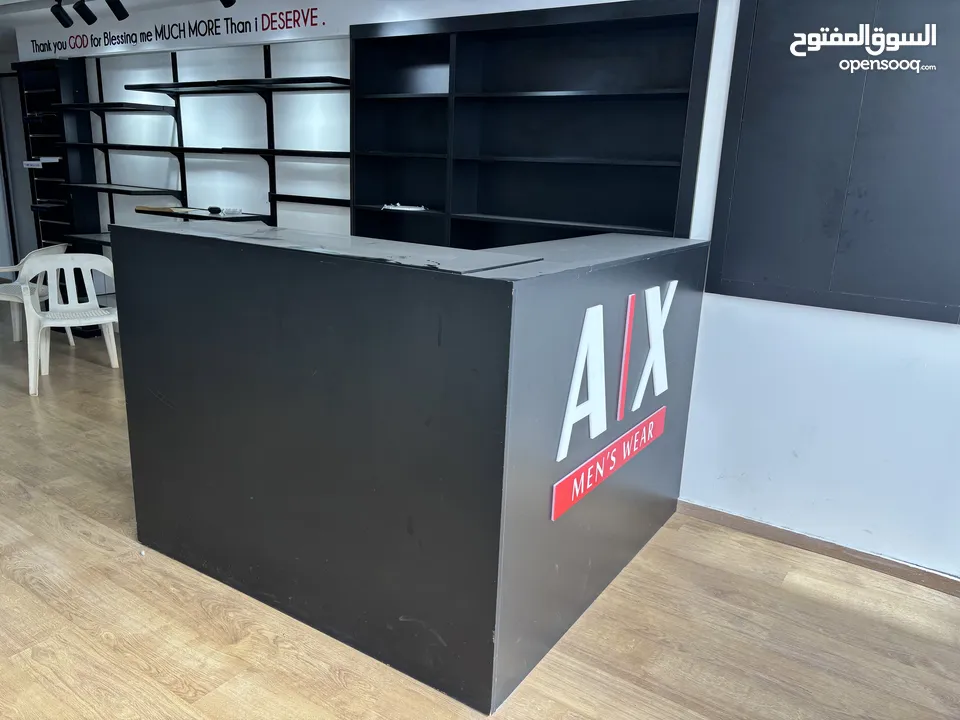 ديكور محل: رفوف ومكتب استقبال