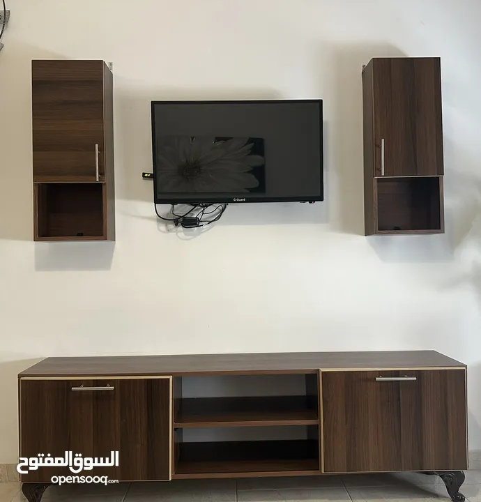 خزانة تلفزيون متعدد الإستخدامات باللون البني