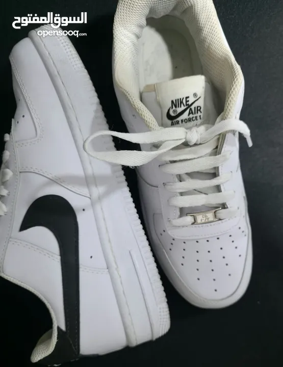 NIKE AIRFORCE 1 BLACK AND WHITE, REALLY GOOD CONDITION AND BARELY WORN