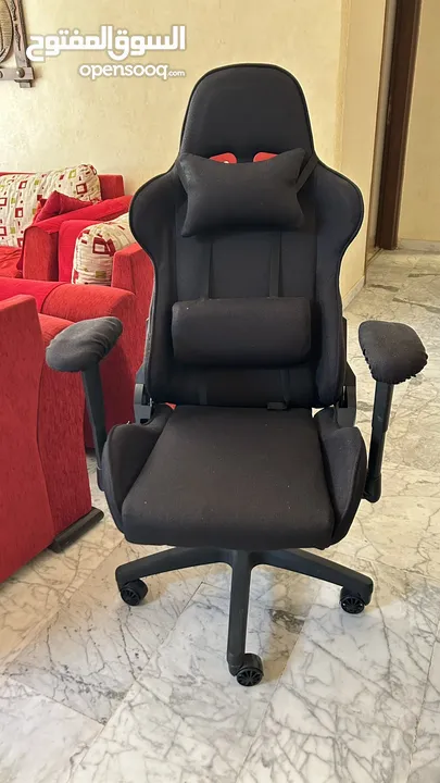 6 كراسي خشب زان لطاولة مطبخ او سفرة، مع كرسي مكتبي gaming لون اسود بحالة الوكالة