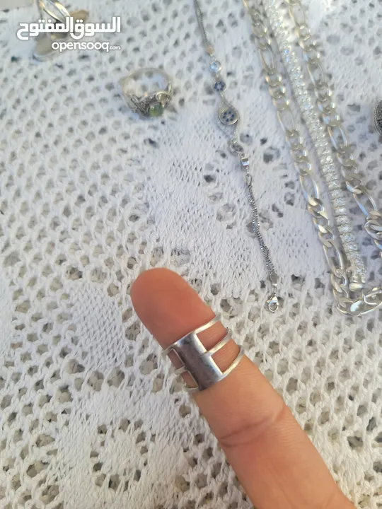 فضه سنسال وزنه 33 اسوارة وزها 19 وفي خاتمين باندورا وخاتم فيروز وخاتمين ستاتي واسوارة عين زرقا وخاتم
