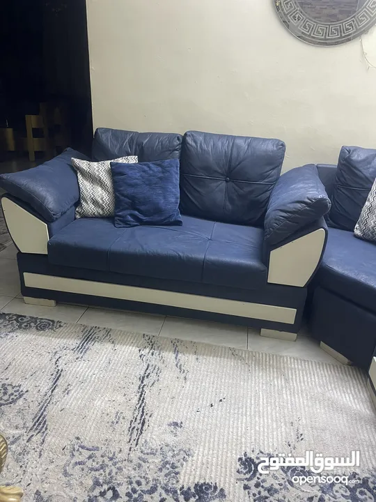 كنب مودرن مستعمل بحالة جيده للبيع بسعر مغري