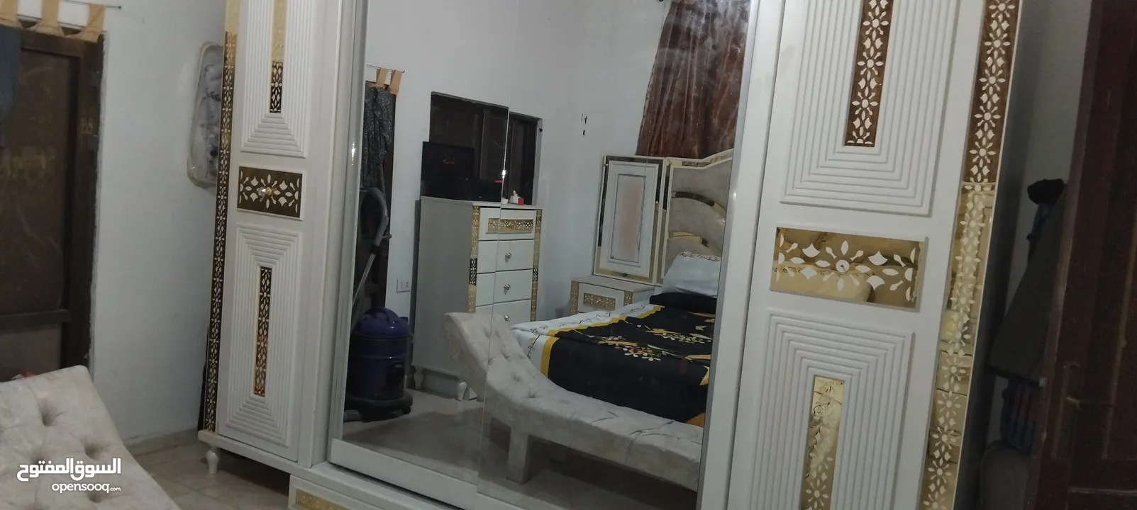 غرفة نوم مضيئه  لون ابيض مع ملحقات كما بالصور مستعملة.......