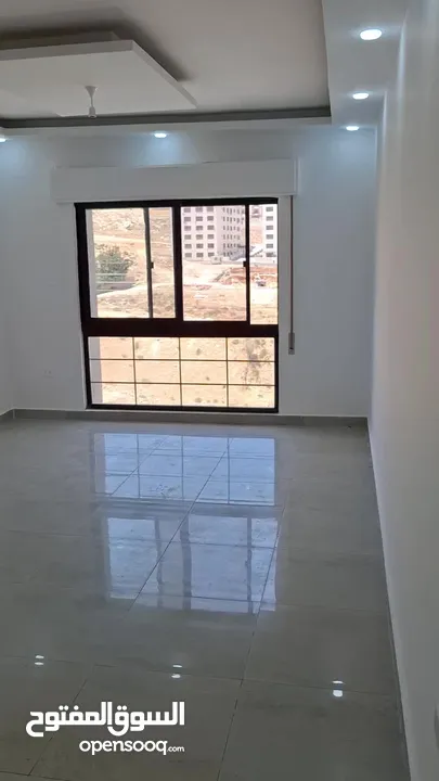 شقة للبيع في الجبيهة 140 متر طابق ثاني بناء 2017، صالة وصالون، 3 غرف نوم، حمامين، مطبخ راكب وبرندة