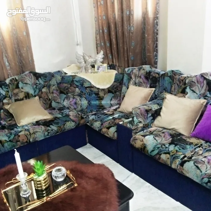 غرفة ضيوف  شبه جديدة للبيع