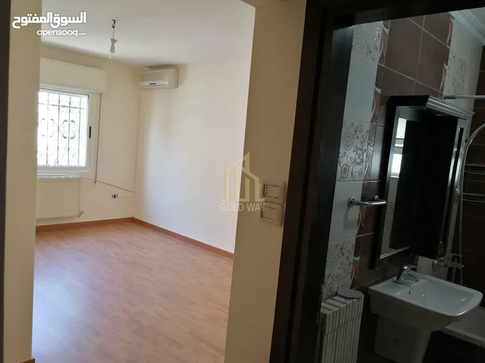 في أرقى مناطق الصويفية شقة طابق ثالث أخير 170م مجدده بالكامل بسعر مميز / ref 9085