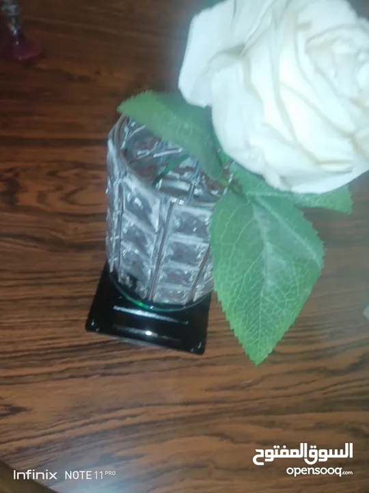 ستاند دوار  ذاتيا 24 ساعه مع اضاءه لعرض مجوهرات خاتم  سنسال  تحفه ساعه  موبايل عطر  نبته نظاره مكياج