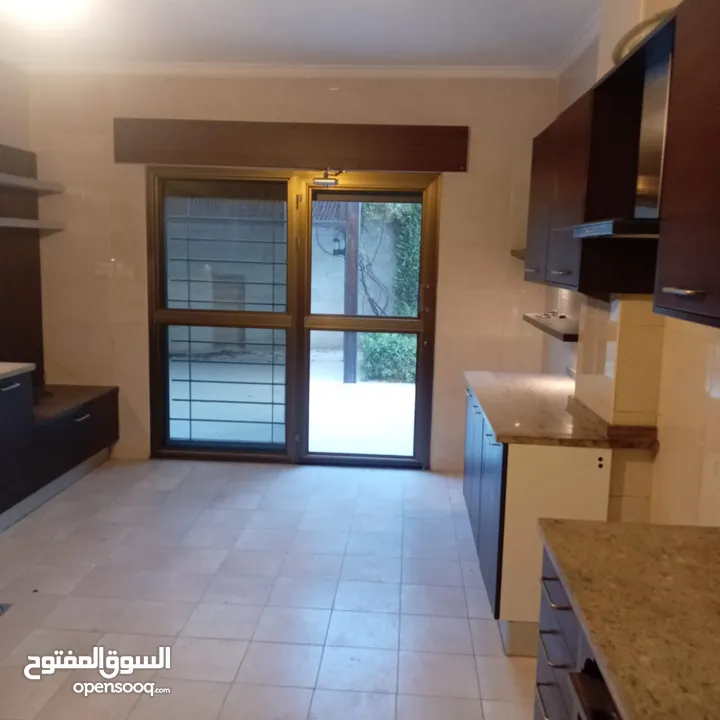 خلدا ـ شقه ارضيه فارغه للايجار ـ 200 متر داخلي  200 متر خارجي + حديقه مشجره - كراج خاص