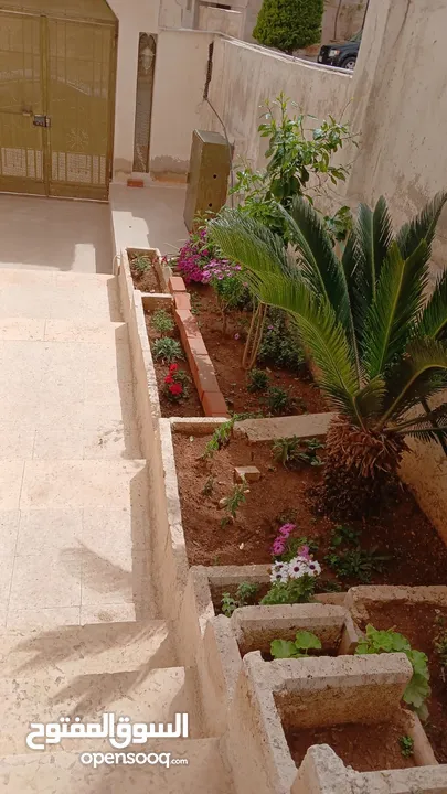 فيلا مميزة مع رووف   للاستثمار والايجار قريبة من شارع المطاعم وبالقرب من مدينة الجبيهة الترويحية