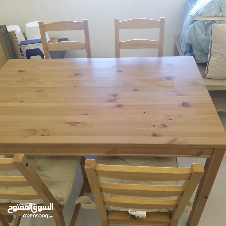 طقم جلوس وطاوله صغيره من ايكيا مع  4 كراسي للبيع