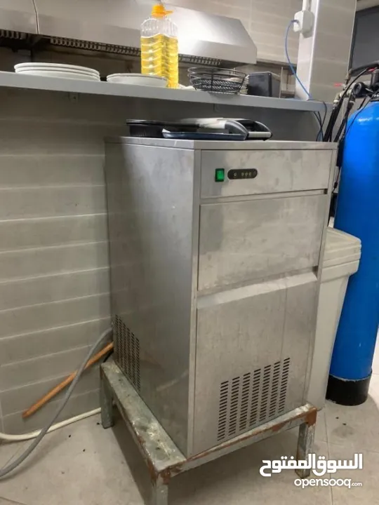 عدة مطعم كاملة مستعملة بحالة جديدة جداً استخدام اشهر فقط متوفر ايضاً تلاجات و فريزرات كبيرة