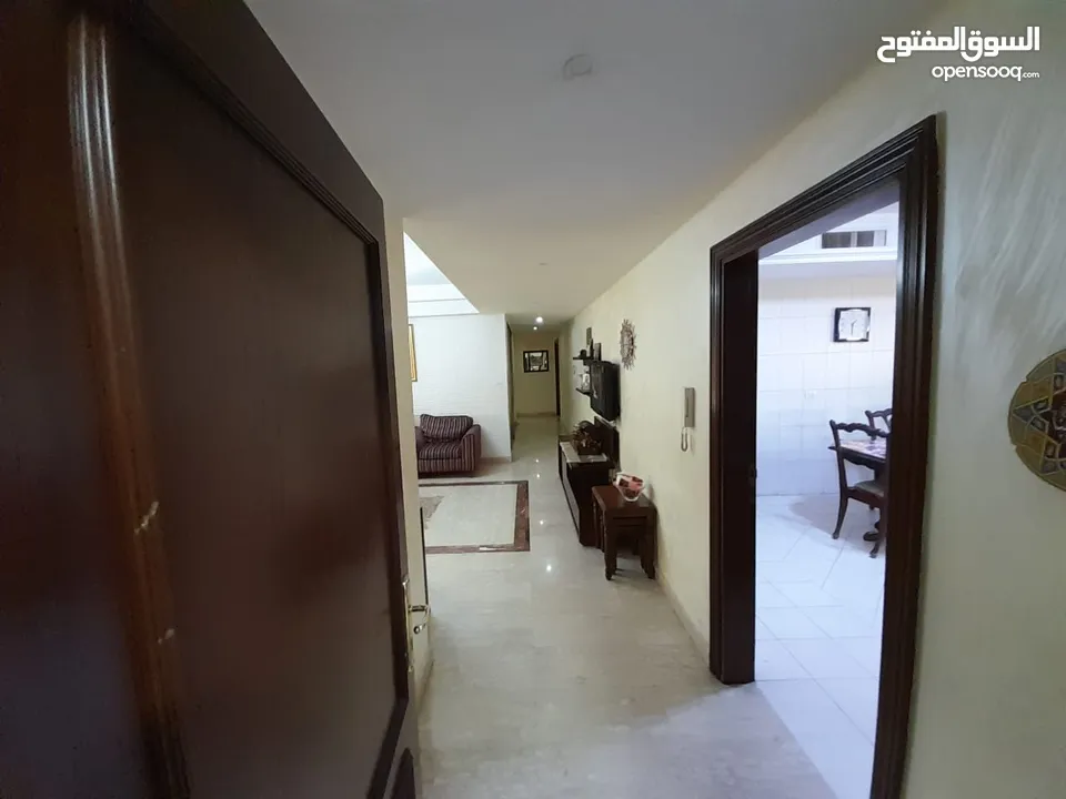 شقة طابقيه ( معلقه مستوى الشارع ) فارغة في دير غبار للبيع  ref : 14182