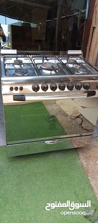 5 burner gas oven neat and clean excellent working condition