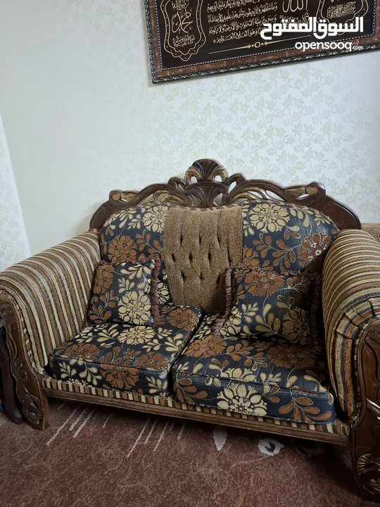 للبيع طقم كنب تفصيل خشب زان – حالة ممتازة  بالإضافه الى 3 اسكملات