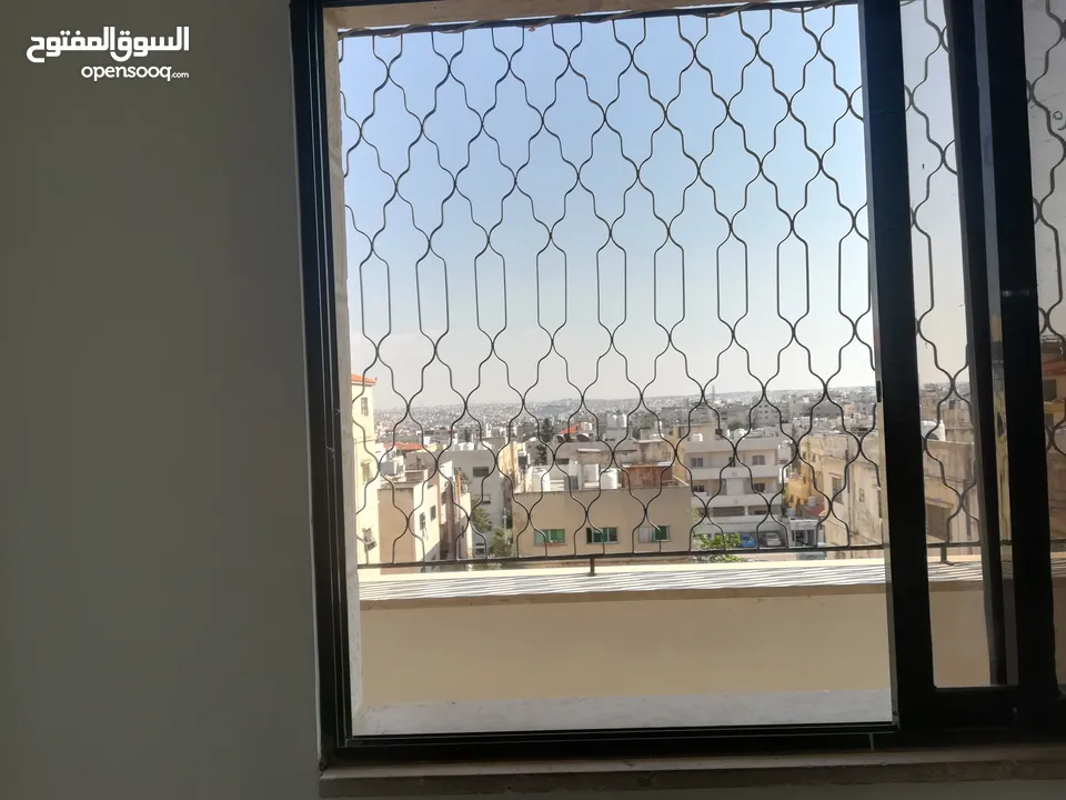 شقة  طابق ثالث للبيع في ضاحية الأمير حسن مساحة الشقة 136 متر مربع 3 غرف 2 حمام مطبخ صالون حرف L