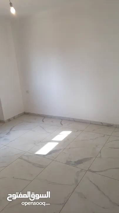 شقة غرفتين غير مفروشة