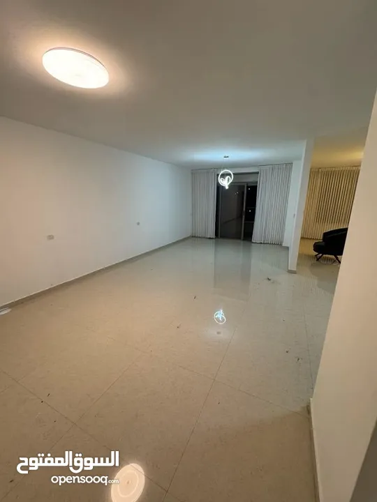 فرصة سكن فاخرة للإيجار – شقة 3 غرف نوم في موقع مميز
