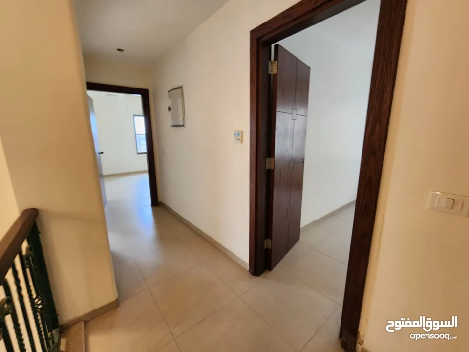 شقة دوبلكس فارغة للإيجار في عبدون - ref : 14462