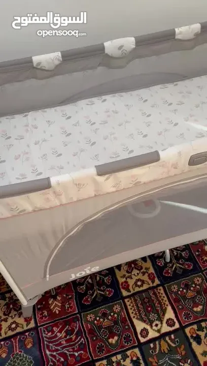 سرير طفل ماركة joie