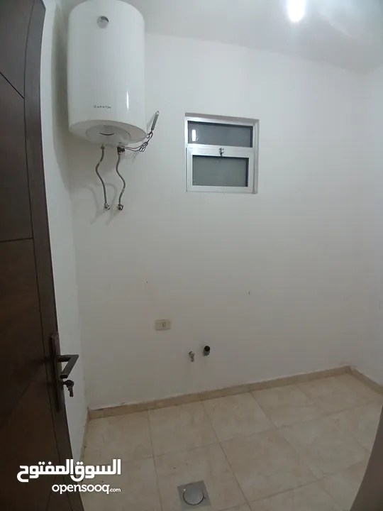 شقه فارغه للايجار سوبر ديلوكس في الجبيهه حي ام زويتينه طابق شبه ارضي وليست تسويه بحالة الجديده
