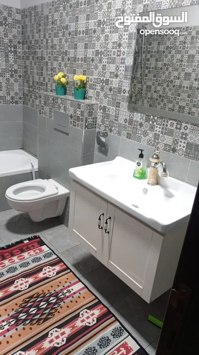 سقف مع شقتين مع محل تجاري