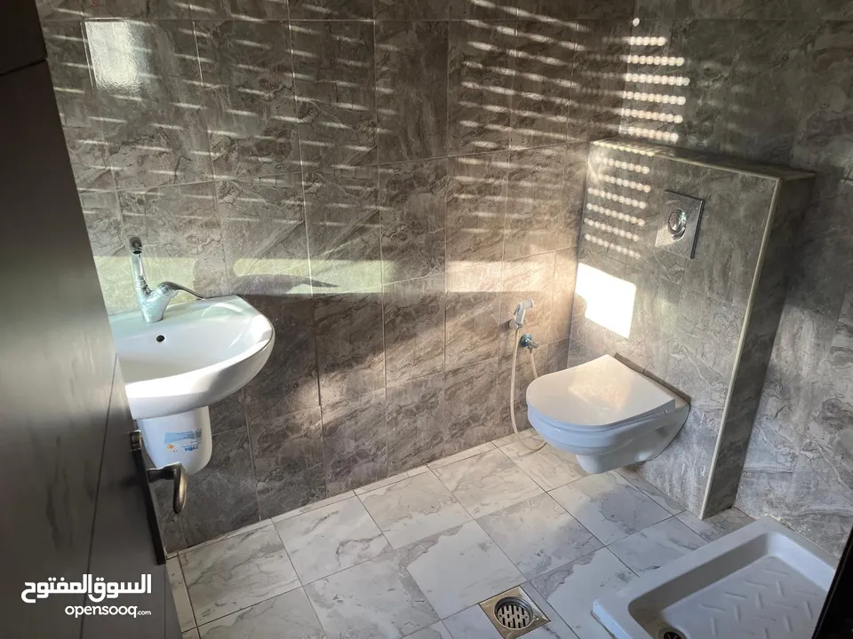 شقة جاهزة للسكن بالريحان مع مطبخ وديكورات وبناء حديث
