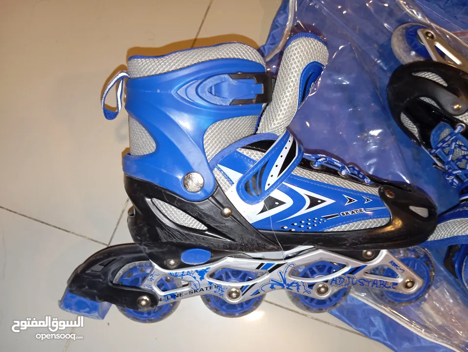 بوت عجال (سكيت - skate ) مستعمل لمده بسيطه  مع شنطة السكيت  مناسب من نمره 39 - 43 / يتوسع.