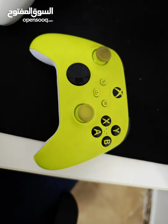 اكس بوكس سيريس اكس مع ايد عدد 2 وحده خربانه أو ايد 2 Elite Seriesمع سماعت ريزر الخاصه بل Xbox x