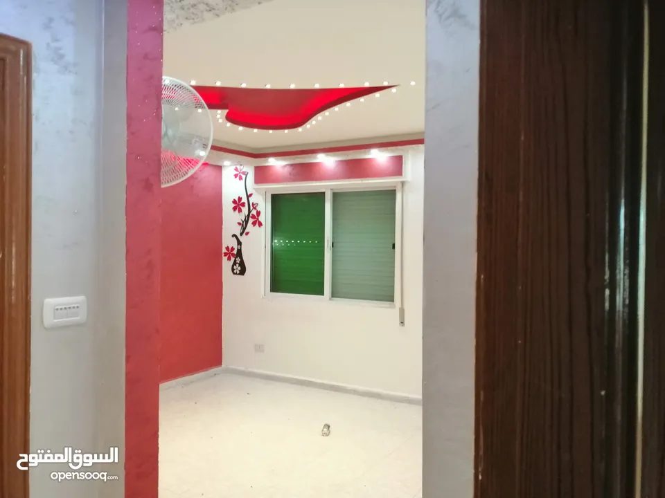 شقة للبيع في ماركا الجنوبية نادي السباق شيك المطار 3 غرف ومطبخ خشب بلوط وصالون و2 حمام وحماية راكبه