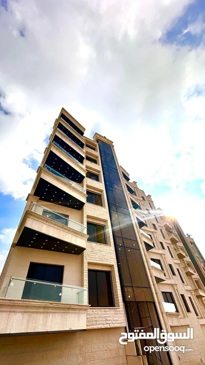 طابق شبه ارضي مطلة و مشمسة و مهوية بأرقى مناطق حي الياسمين المطله على كوريدور عبدون بسعر ناري جدآ