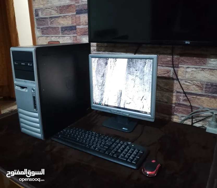 جهاز كمبيوتر مع كامل ملحقاته
