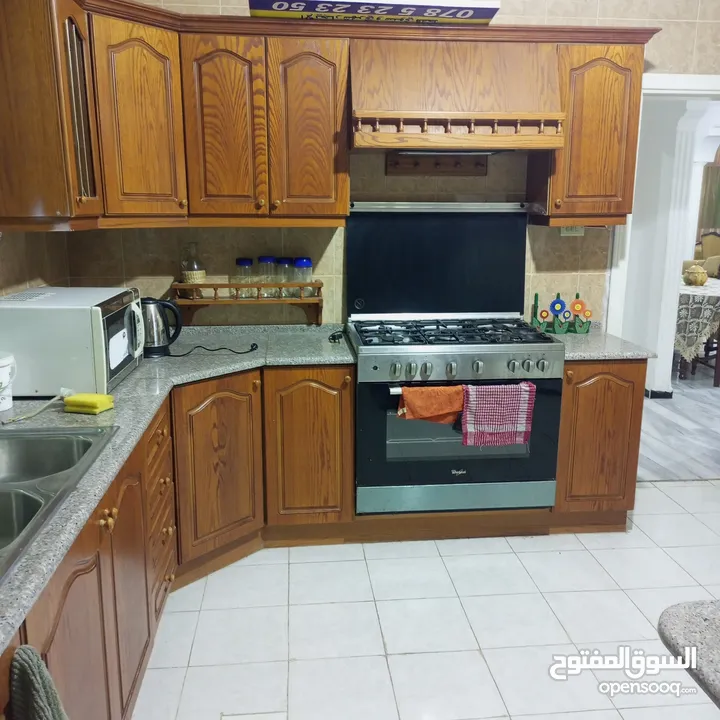 شقة مفروشة أرضية للايجار في ضاحية الرشيد 4 مكيفات بكل غرفة مكيف وبئر ماء خاص للشقة