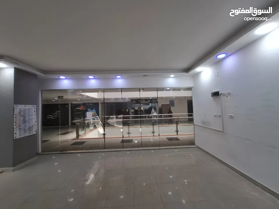 محل للايجار في الهيبرون سنتر مساحة المحل 60  متر مربع سوبر دلوكس