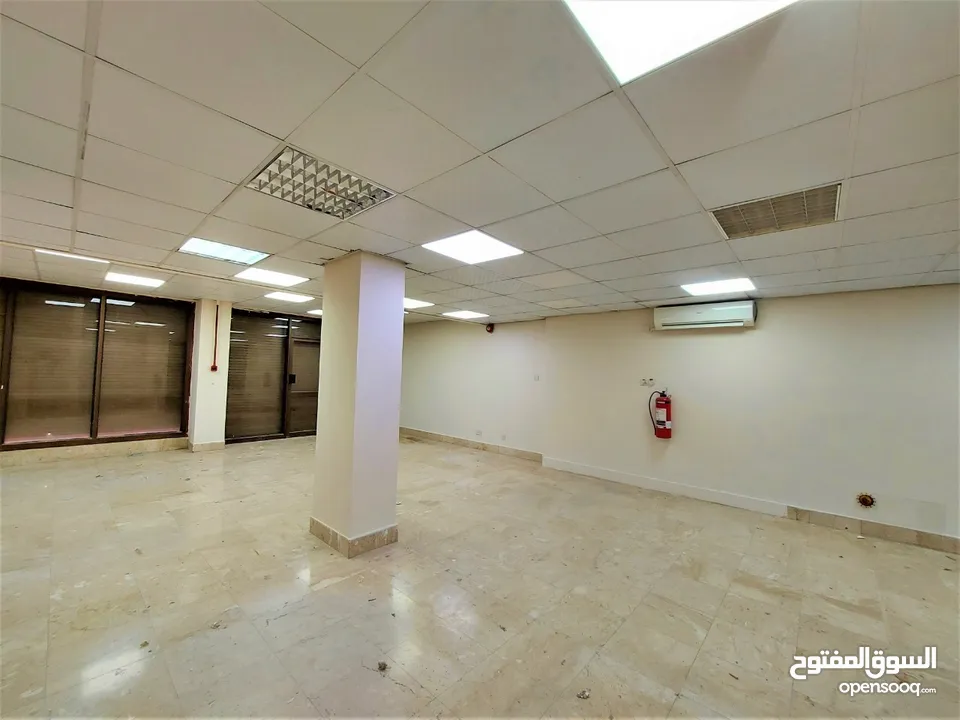 Ground floor Shop or Showroom for Rent in Ruwi - مكتب او معرض طابق ارضي للايجار في روي