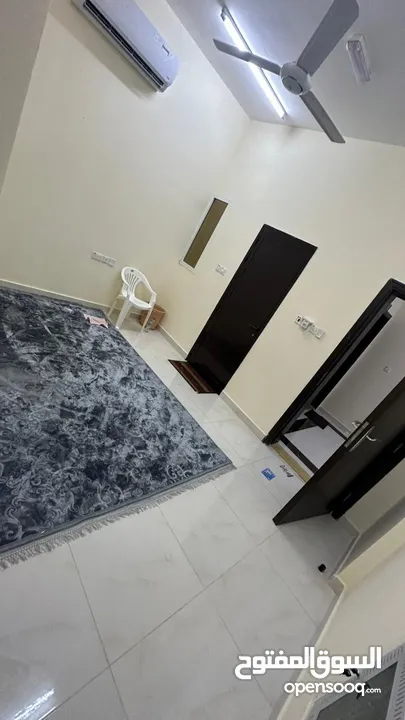 شقة الايجار في دبا الفجيرة  مفروشة فيها غرفة نوم مع مطبخ شاملة الكهربة ولماء ولوفاي 3000