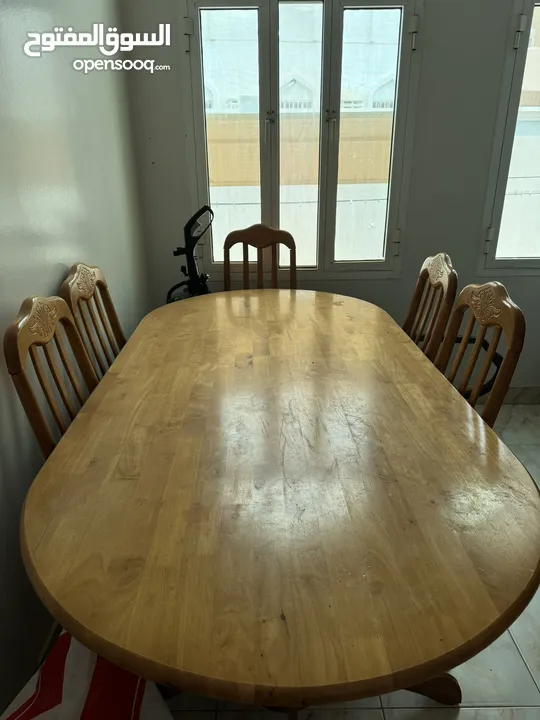 Dining table Like new for 6 people