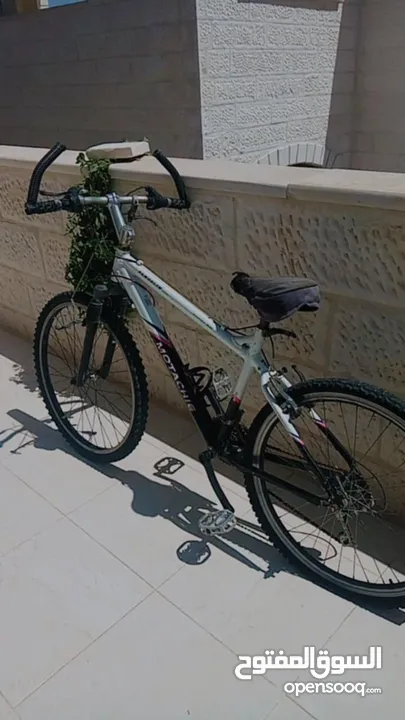 دراجة هوائية  بحال جيد   مع غيارات
