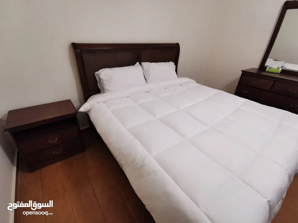 شقة مفروشة للإيجار السنوي بأجمل مناطق مرج الحمام خلف القرية الملكية مباشرة.