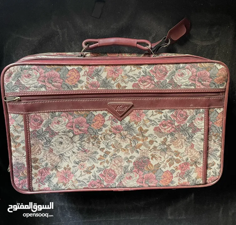 شنط سفر وحقائب قديمة ونادرة.