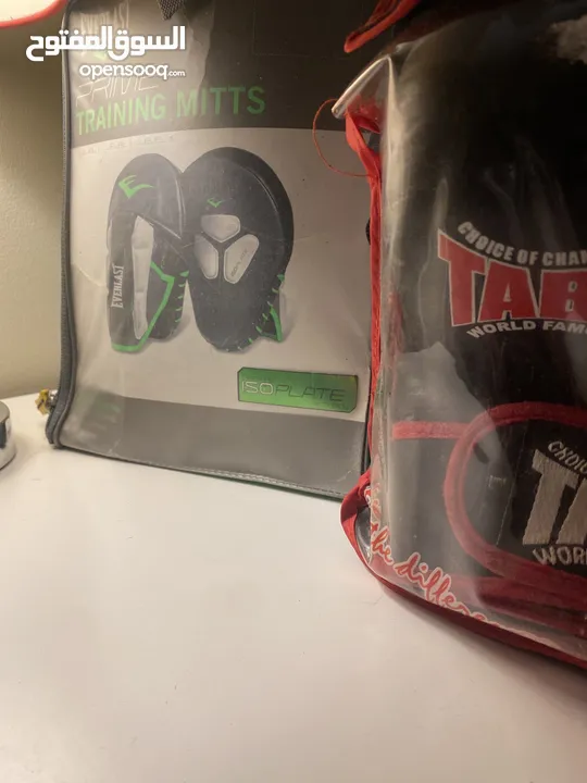 قفازات الملاكمة مع قفازات التدريب (قبلية التفاوض)