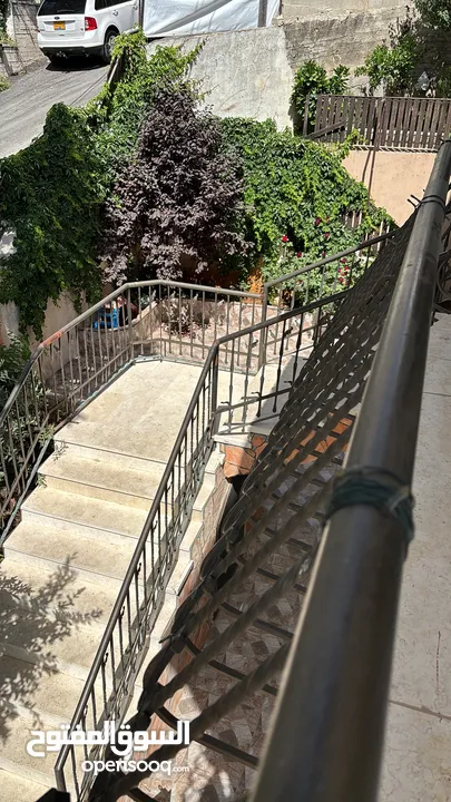 بيت مستقل مكون من طابقين وروف