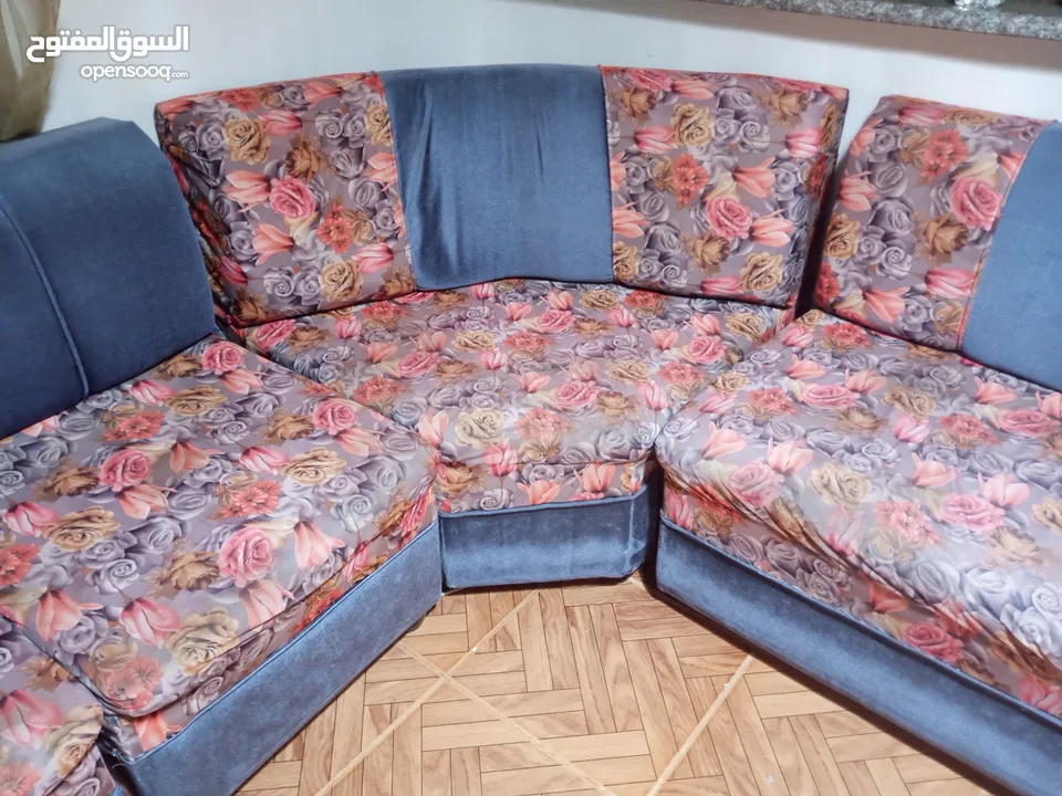 طقم كنب +خزانة +مراي +تخت مفرد حديد مع الفرشة بحالة جيدة